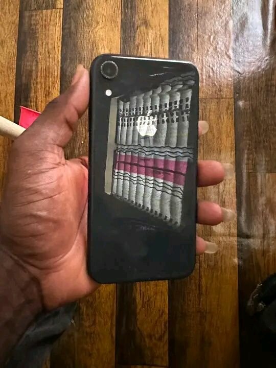 iPhone avec écran fissuré