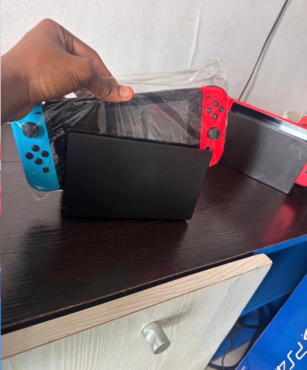 Nintendo Switch avec Joy-Con rouge et bleu