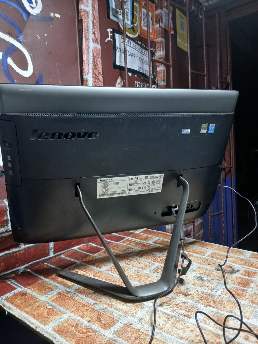 LENOVO CORE i3 - 23 POUCES