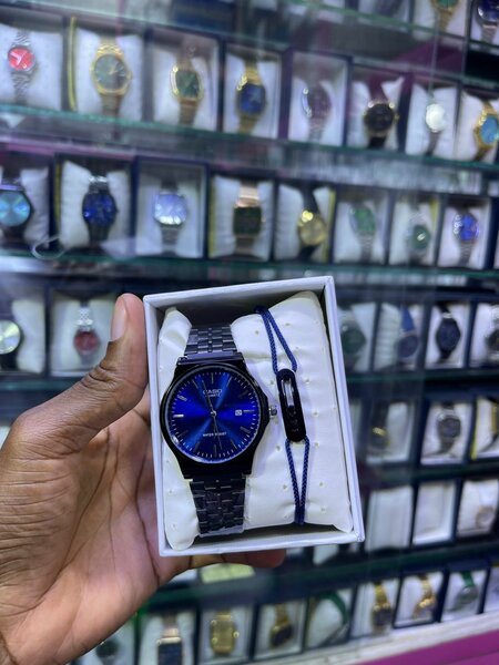 Montre élégante bleue homme