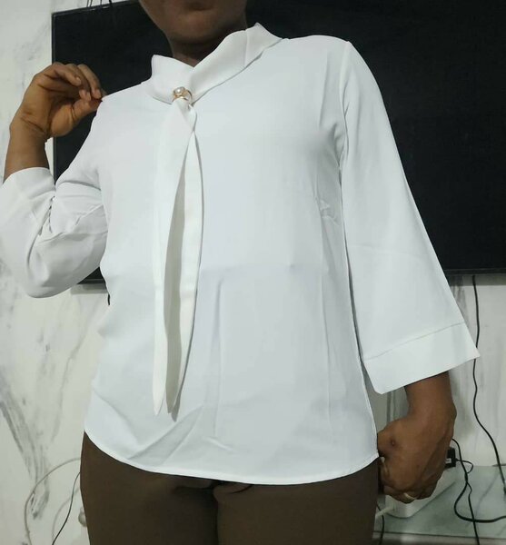 Blouse chic en satin blanc