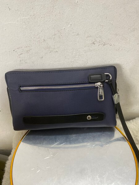 Pochette élégante en cuir