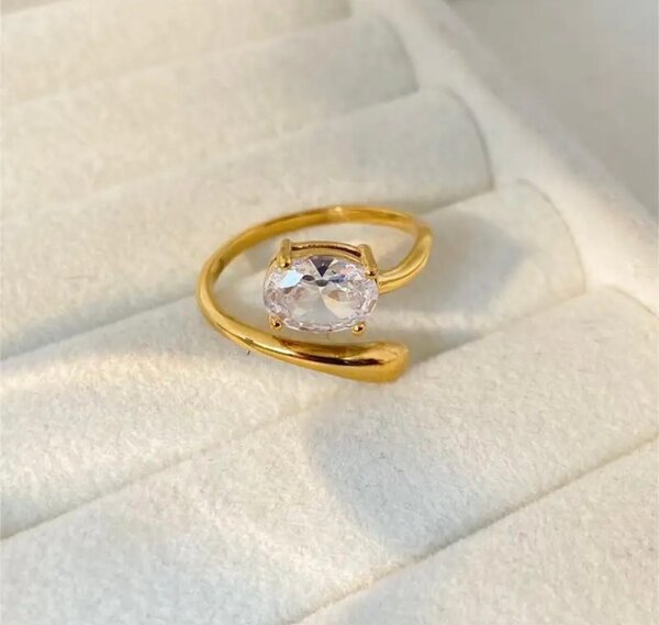 Bague en or avec zircon