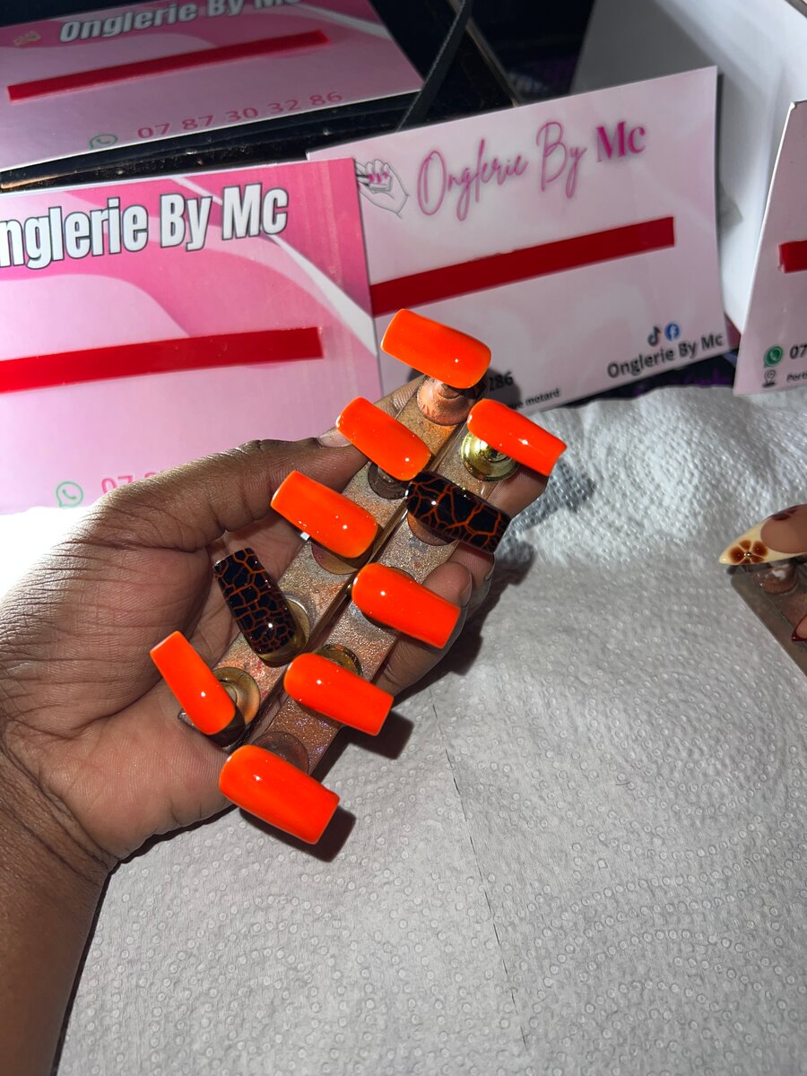 Ongles faux orange élégants