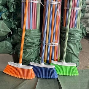 Balais de nettoyage colorés
