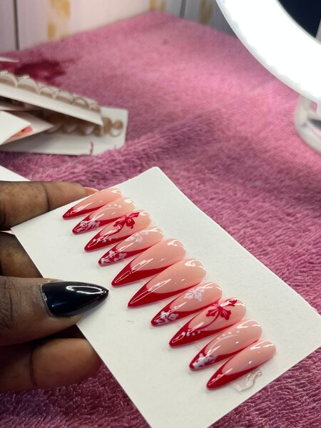 Faux ongles stiletto décorés