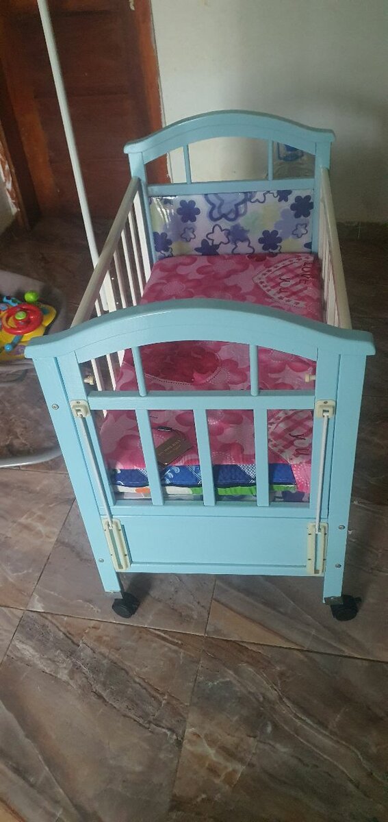 Lit bébé avec rangements