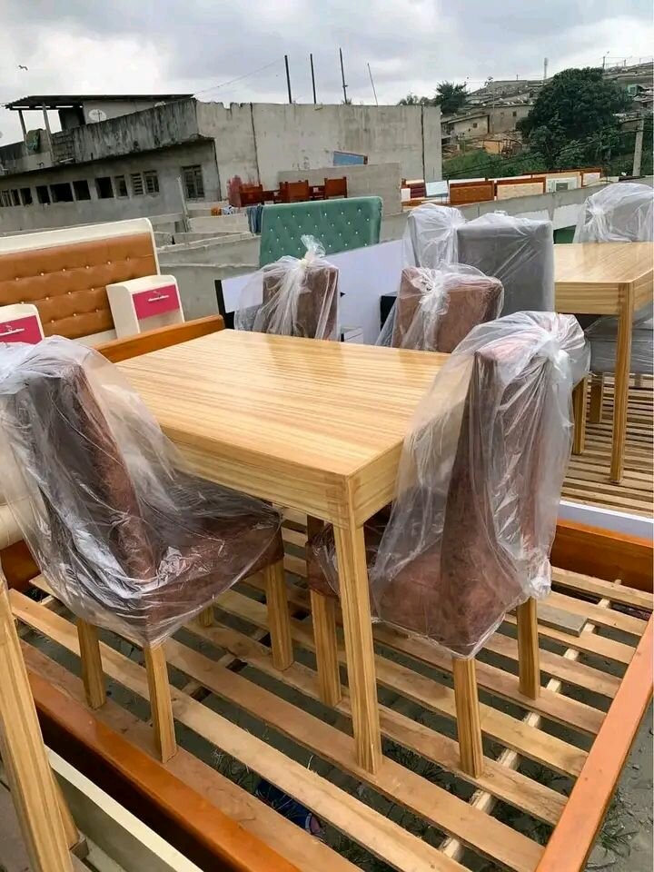 Table et chaises élégantes