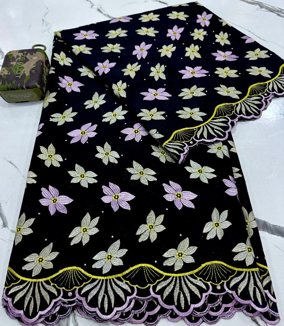 Tissu à Motif Floral Brodé