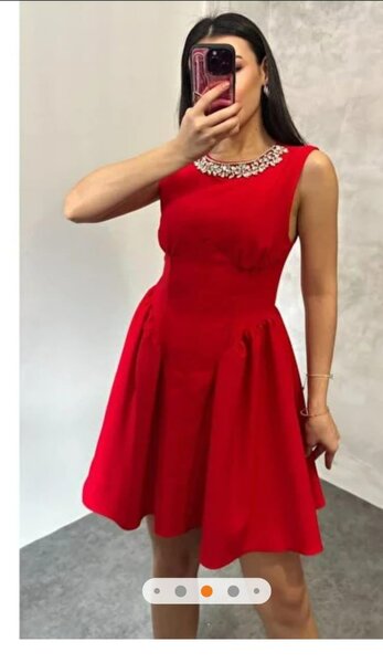 Robe rouge élégante femme