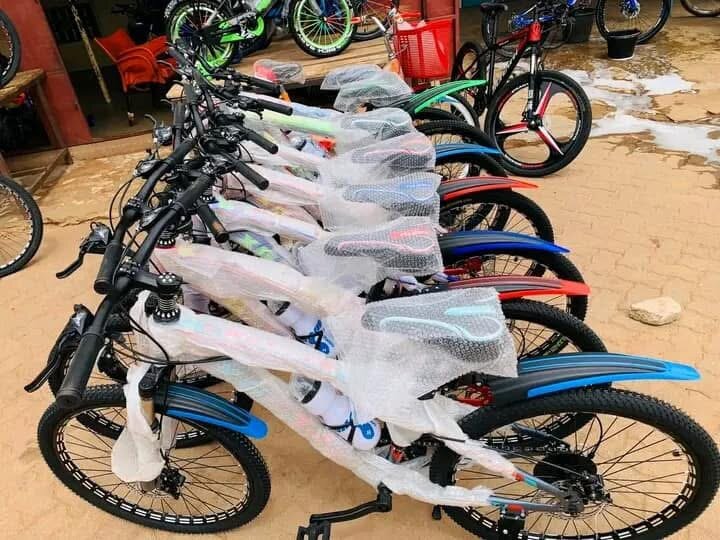 Vélos de montagne colorés