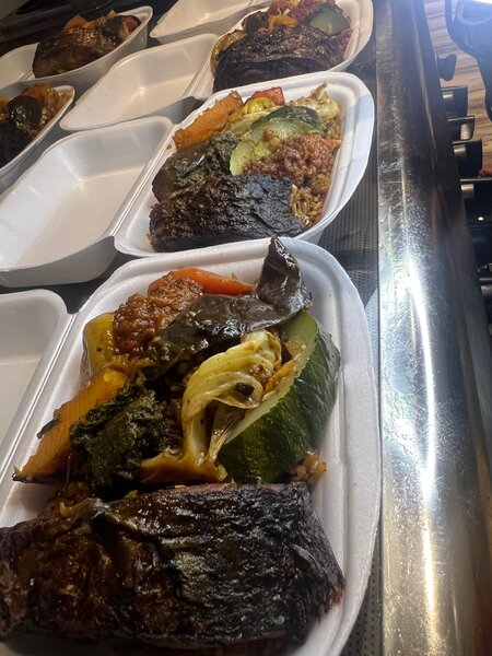 Plat varié de légumes et viande