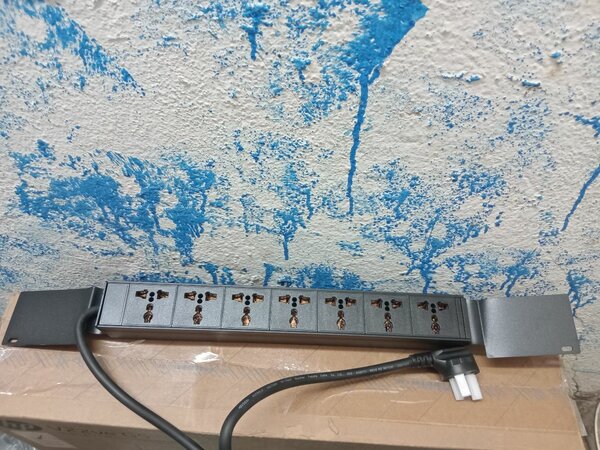 Unité de distribution d'alimentation pour armoire