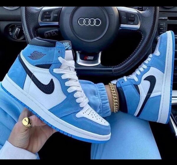 AIR JORDAN 1 BLUE AND WHITE