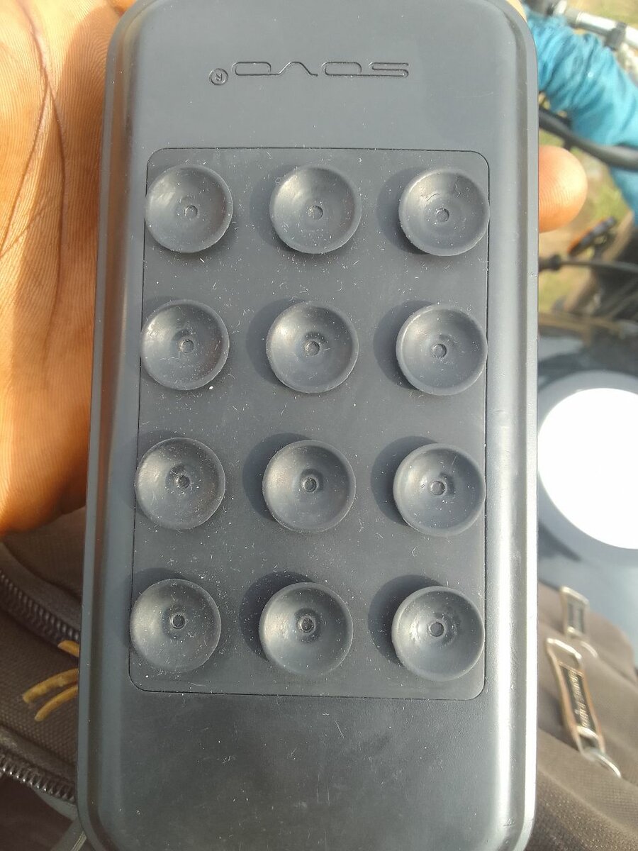 Chargeur solaire à ventouses