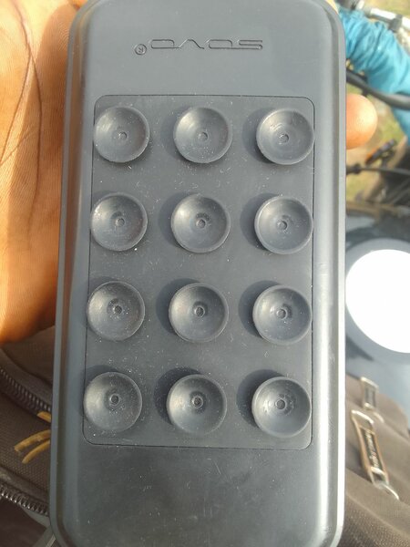 Chargeur solaire à ventouses