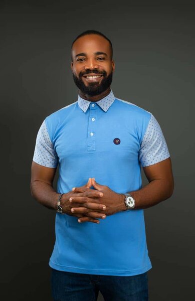 Polo bleu élégant homme