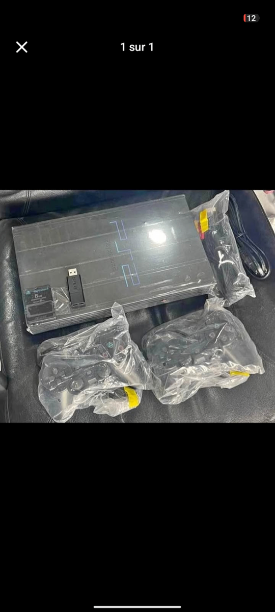 Nintendo Switch avec 2 manettes sous plastique