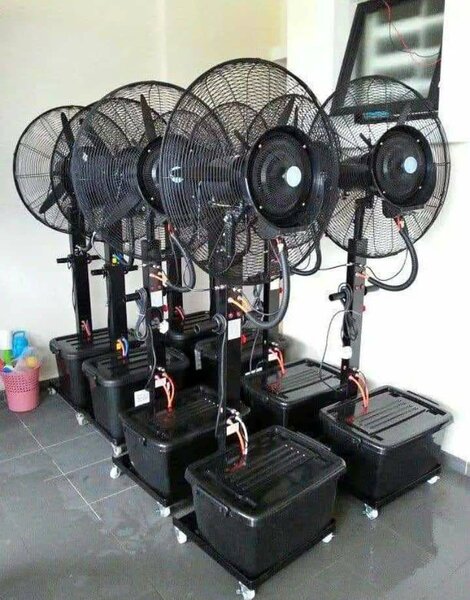 Ventilateur sur pied avec brumisateur