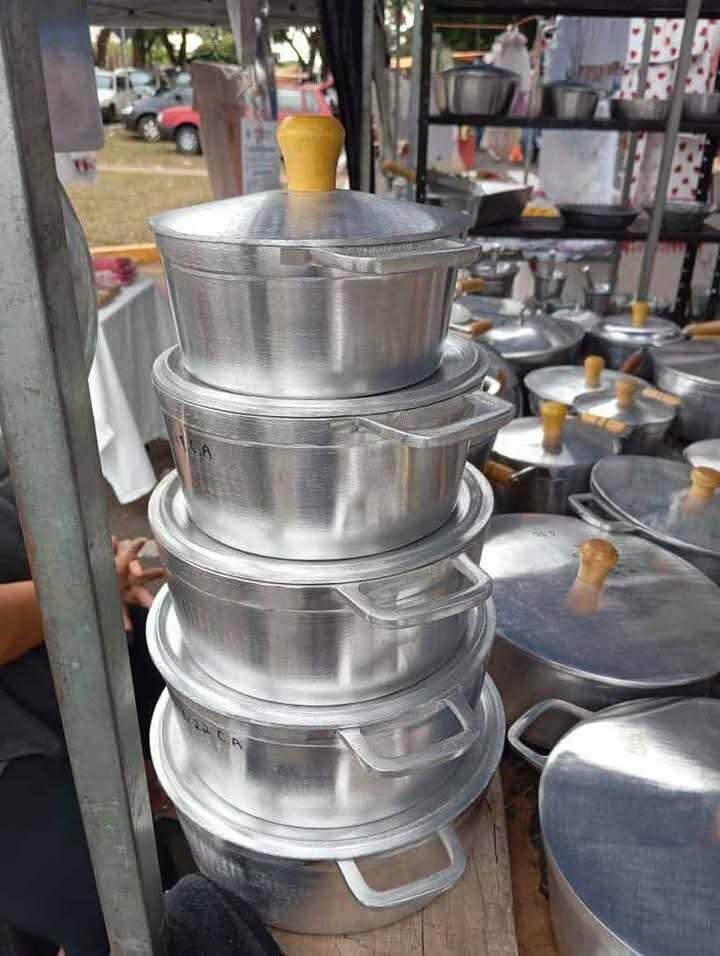 Casseroles en aluminium empilables
