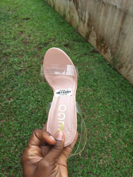 Sandales à talons transparents