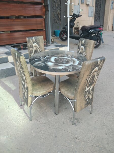 Table ronde avec 4 chaises