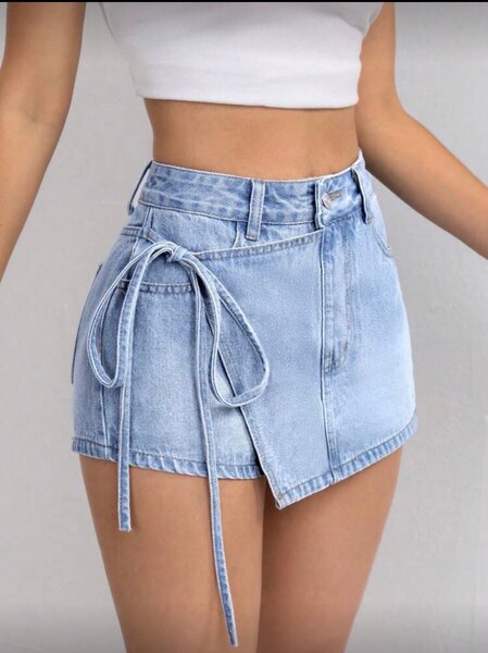 Short en jean bleu clair avec liens