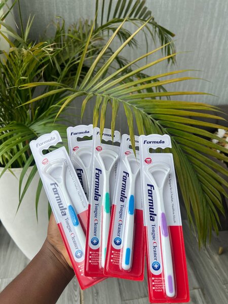 Plastic tongue scraper