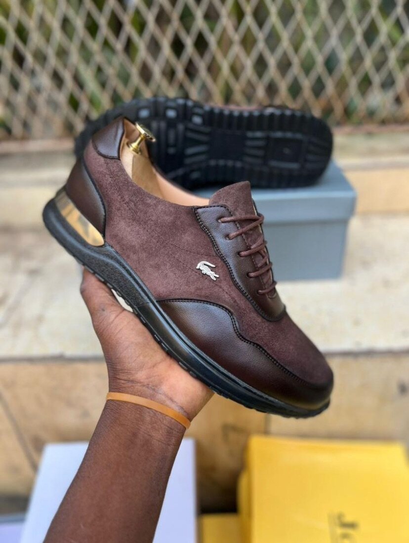 Chic paires Lacoste pour les hommes disponibles