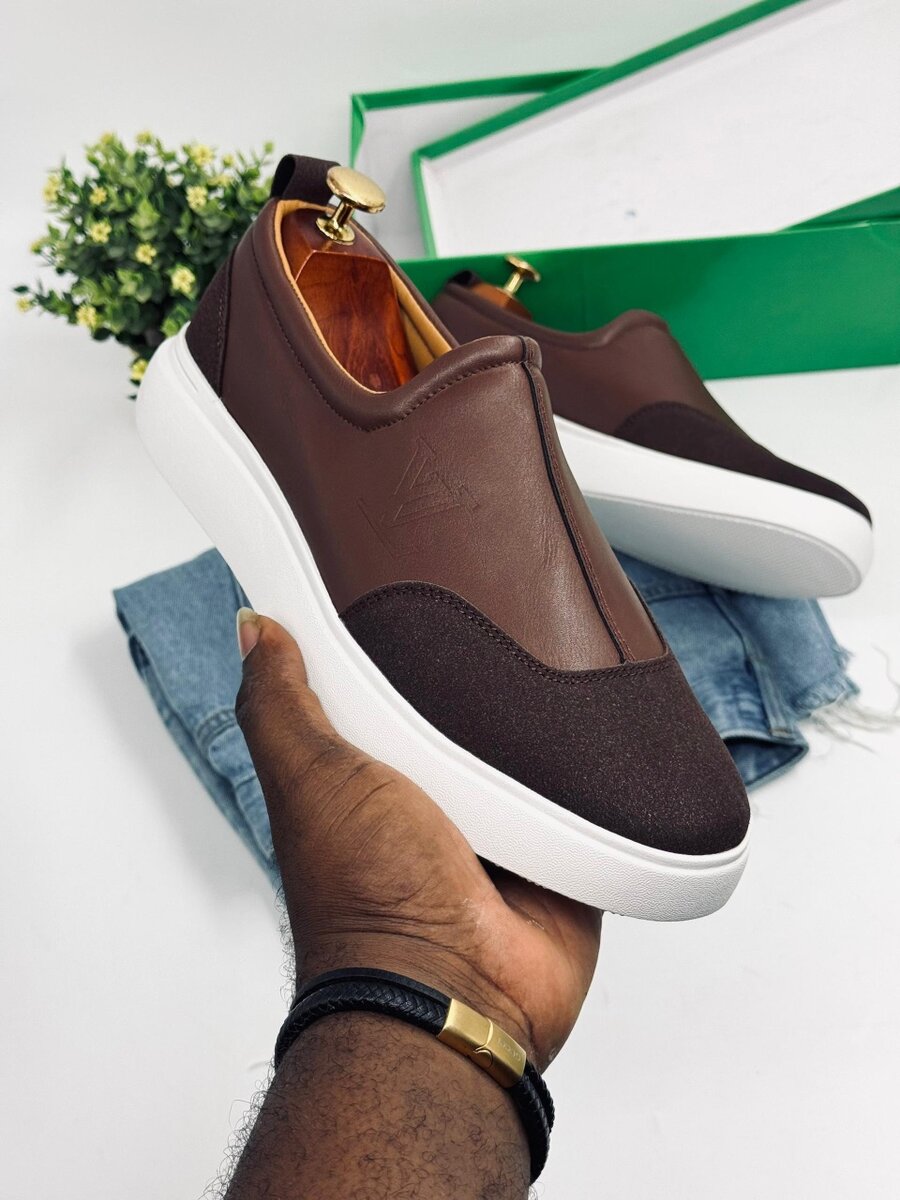 LOUIS VUITTON EASY WAER COFFE AND WHITE