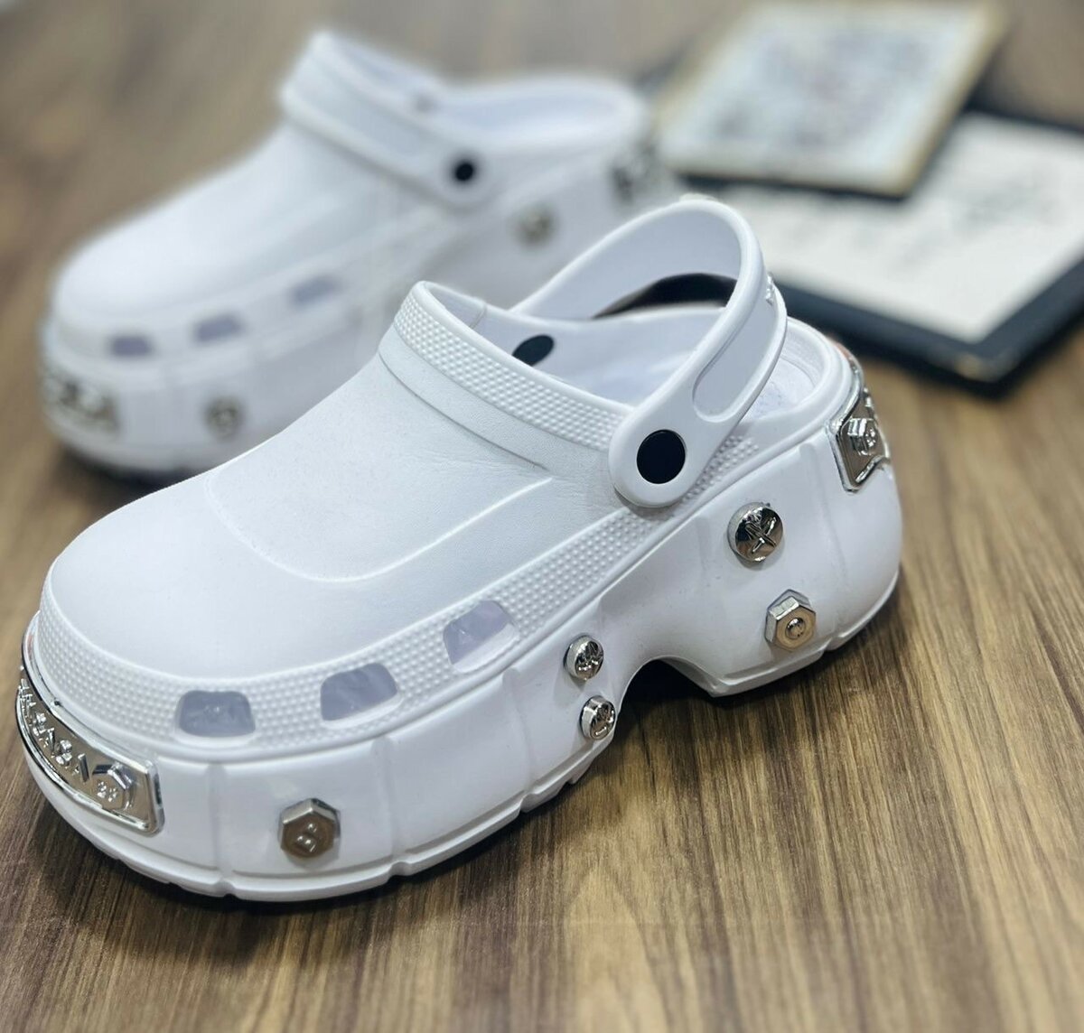 Crocs (white)
