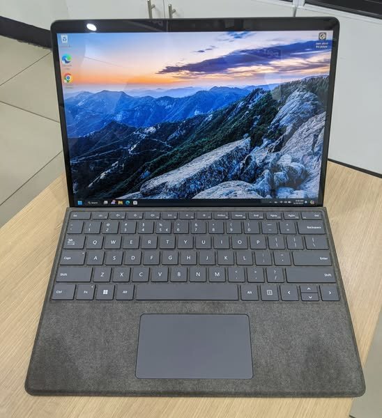 Microsoft Surface Pro 8 (Graphite Platinum Color)