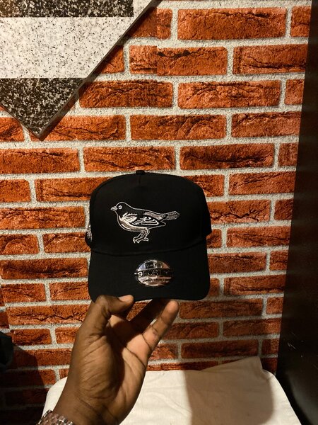 Casquette noire avec motif d'oiseau