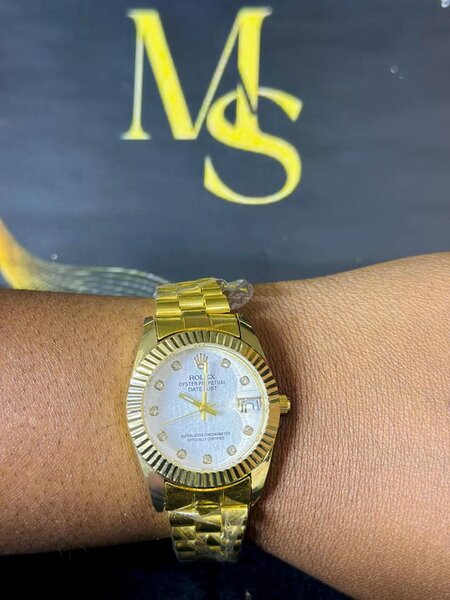 Women's wristwatch with metal bracelet gold