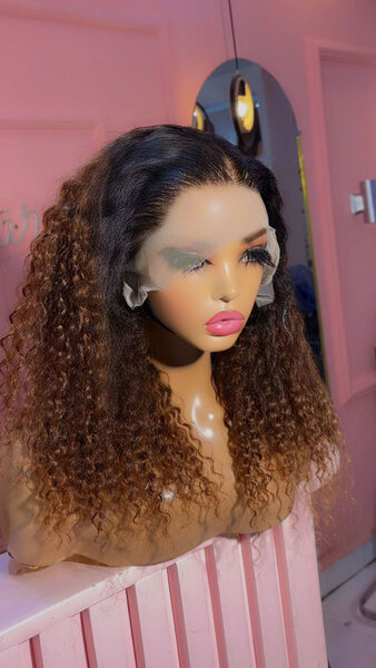 Perruque lace front bouclée