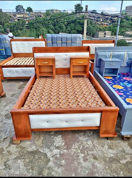 Lit en bois avec tiroirs