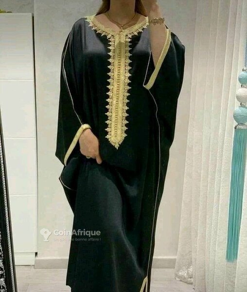 Caftan noir avec broderie dorée