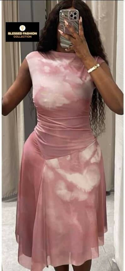 Robe élégante rose pastel