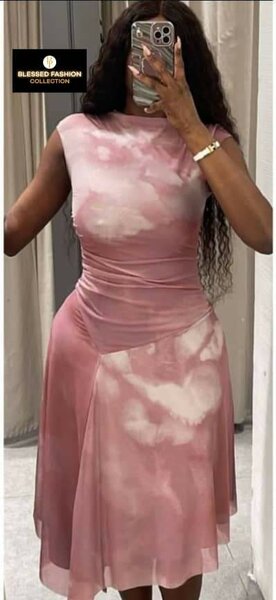 Robe élégante rose pastel