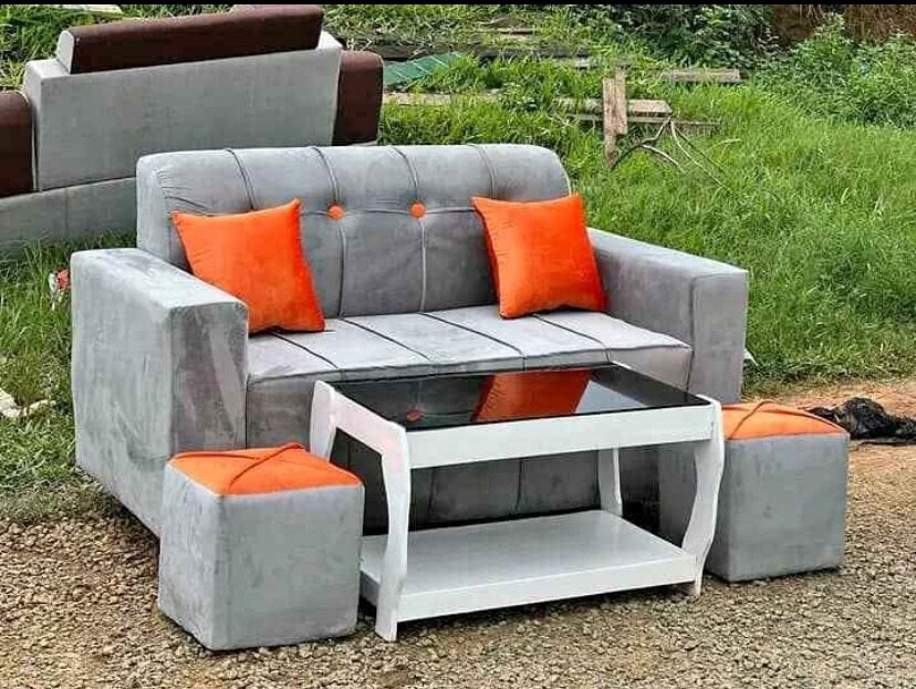 Canapé moderne avec poufs