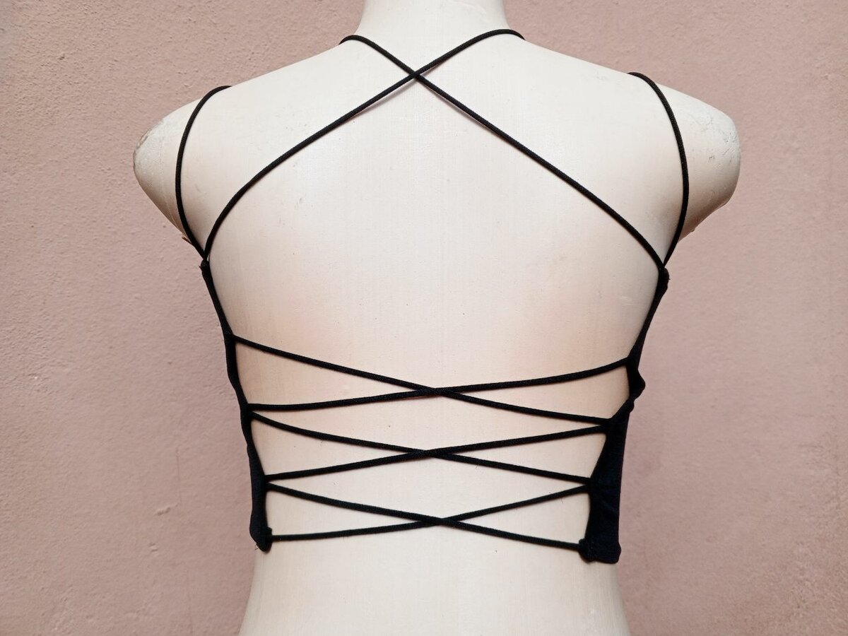 Top court à bretelles croisés