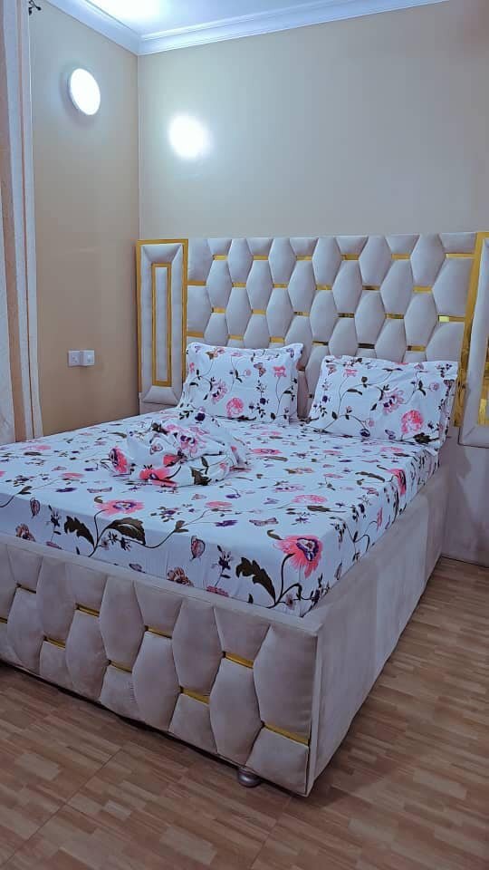  set includes 2 bedsheets and 4 pillowcases.