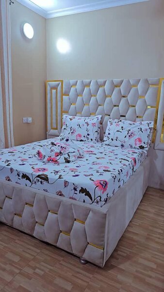  set includes 2 bedsheets and 4 pillowcases.