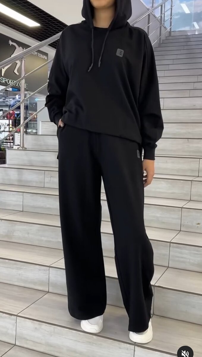 Модный и стильный спортивный костюм для активных и динамичных девушек.