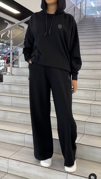 Модный и стильный спортивный костюм для активных и динамичных девушек.