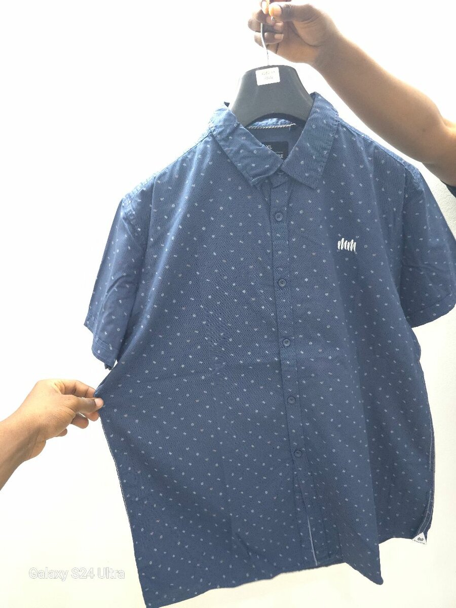 Chemise décontractée bleue à pois