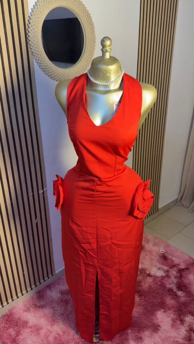 Robe rouge élégante fendue