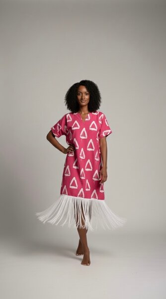 Robe rose avec motifs et franges