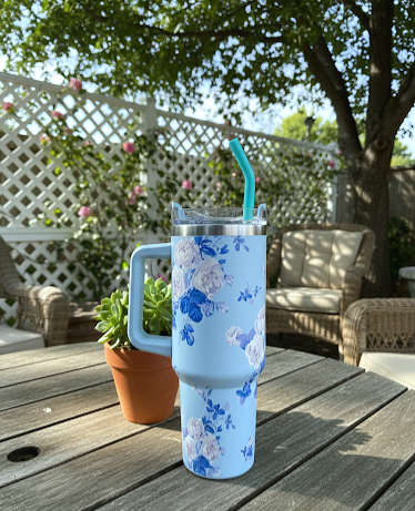 Tasse isotherme avec poignée et paille