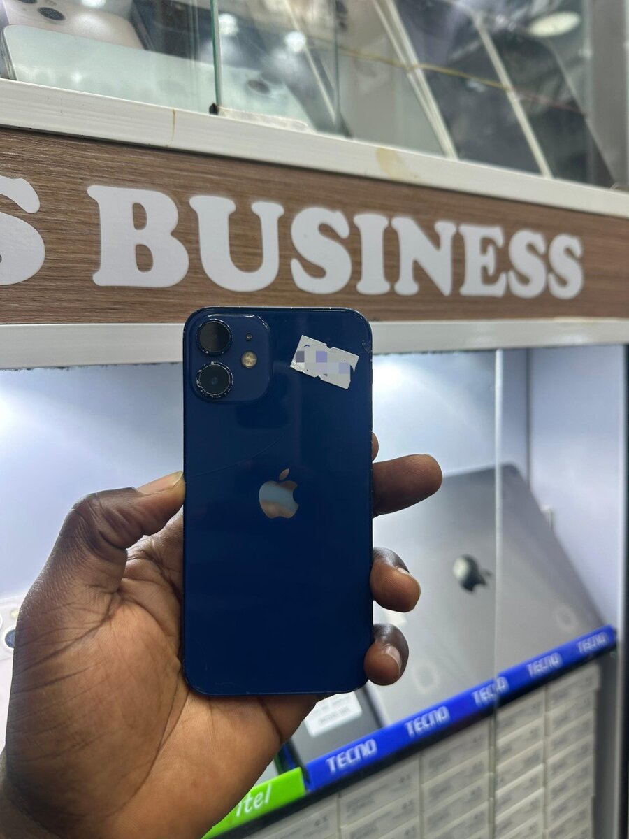 12 mini 64giga dos légèrement